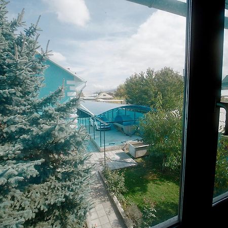 Guesthouse Alakol Karakol Luaran gambar